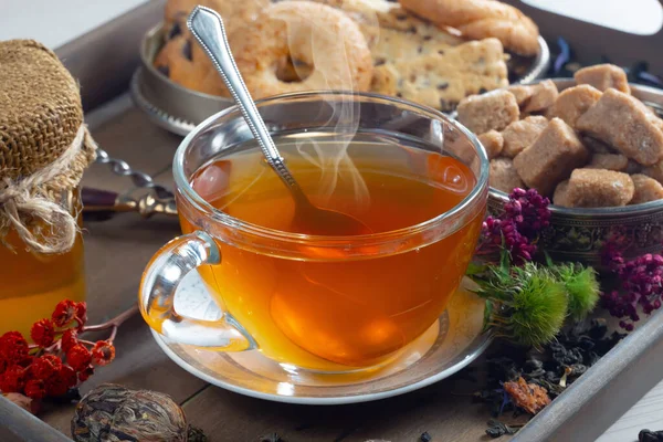 Сладкий Горячий Чай Сухими Чайными Листьями Старом Фоне — стоковое фото