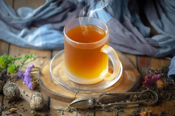 Sladký Horký Čaj Suchými Čajovými Lístky Starém Pozadí — Stock fotografie