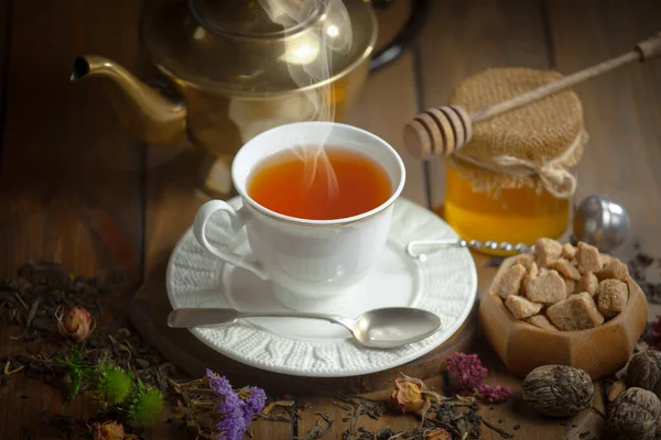 Süßer Heißer Tee Mit Trockenen Teeblättern Auf Altem Hintergrund — Stockfoto