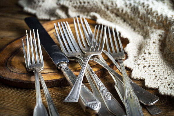 Столовое серебро на старом фоне.