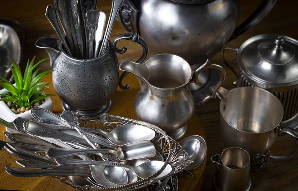 Срібний Посуд Старому Тлі — стокове фото