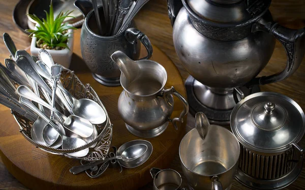 Срібний Посуд Старому Тлі — стокове фото