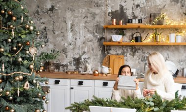 Güzel genç aile birlikte onların tatil vaktinizi, Noel ağacı süsleme, Noel ışıkları düzenlenmesi ve having fun.