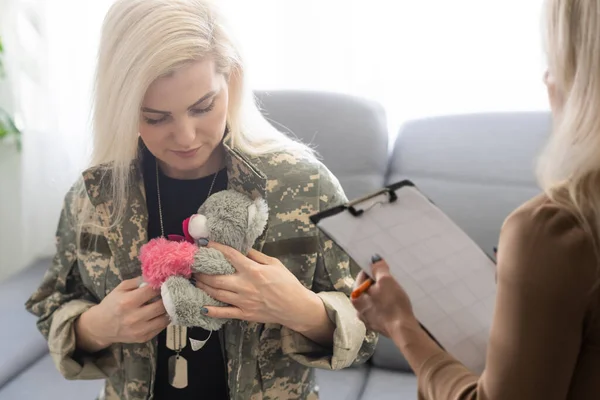 Askeri Psikiyatri Konsepti Terapi Sırasında Koltukta Oturan Asker Kadın Askeri — Stok fotoğraf