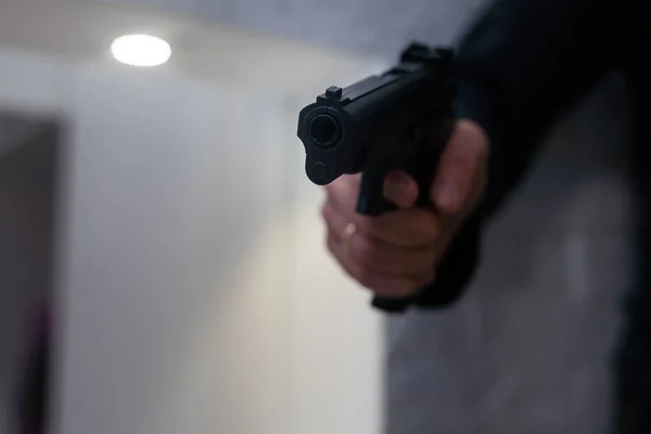 Мужская Рука Держит Пистолет Черном Фоне Пистолет Мужской Руке Защита — стоковое фото