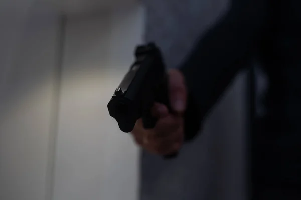 Αρσενικό Χέρι Που Κρατάει Όπλο Μαύρο Φόντο Ένα Όπλο Στο — Φωτογραφία Αρχείου