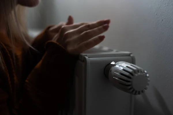 Mujer Calentando Sus Manos Calentador Cerca Manos Radiador Del Calentador —  Fotos de Stock