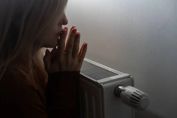 Femeie Care Încălzeşte Mâinile Încălzitor Aproape Mâinile Radiatorul Încălzire Concept — Fotografie, imagine de stoc