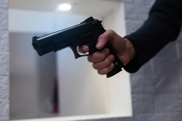 Drohung Mit Schusswaffen Der Maulkorb Der Waffe Der Hand Ist — Stockfoto