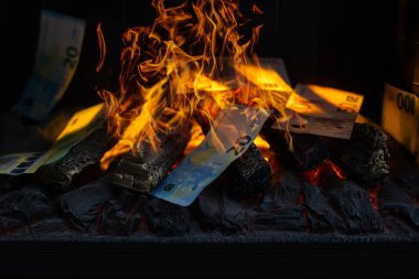 Euro şöminedeki yangını karşılıyor.