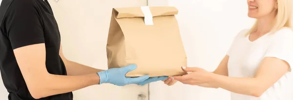 Courier Προστατευτική Μάσκα Και Ιατρικά Γάντια Παραδίδει Φαγητό Takeaway Υπηρεσία — Φωτογραφία Αρχείου
