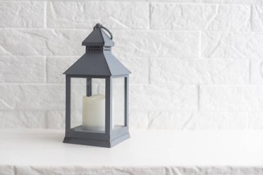 Bir şamdan-fener standı. Dekoratif metal oymalı fener. Ev dekorasyonu. Şamdan. Samimi dekor