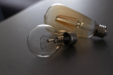 Enerji tasarrufu kavramı. Gri arkaplanda ışıklı ampul