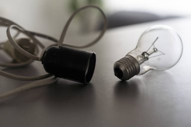 Lamba lambası için siyah renkli lamba soketi gri arka planda, lamba tutacağı, ampuller için elektrik kartuşu.