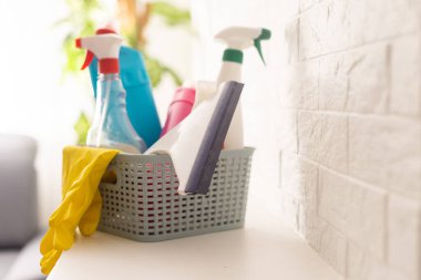 Beyaz arka planda eko fırçalar ve bez parçaları. Düz eko temizlik ürünleri. Daha temiz bir kavram