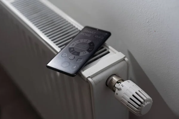 Smartphone Com Aplicação Lançada Para Ajuste Temperatura Frente Radiador Microclima — Fotografia de Stock