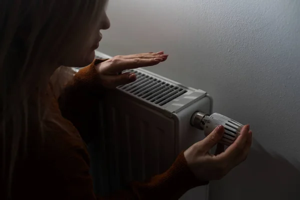 Mujer Calentando Sus Manos Calentador Cerca Manos Radiador Del Calentador — Foto de Stock
