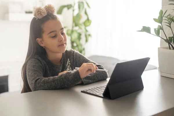 Gelukkig Tiener Meisje Line Met Een Laptop Woonkamer Thuis — Stockfoto