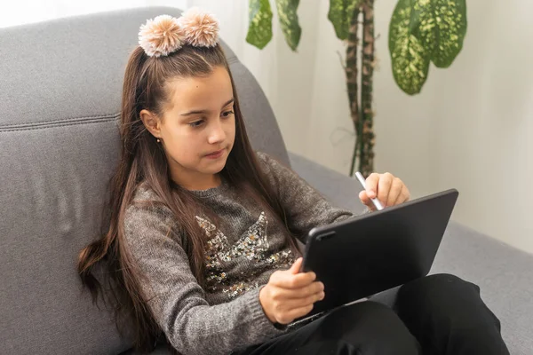 Tablet Bilgisayarda Film Izlerken Mutlu Genç Kız — Stok fotoğraf