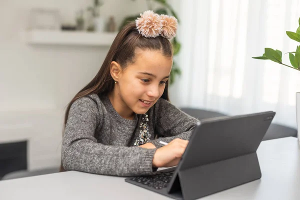 Gelukkig Tiener Meisje Line Met Een Laptop Woonkamer Thuis — Stockfoto