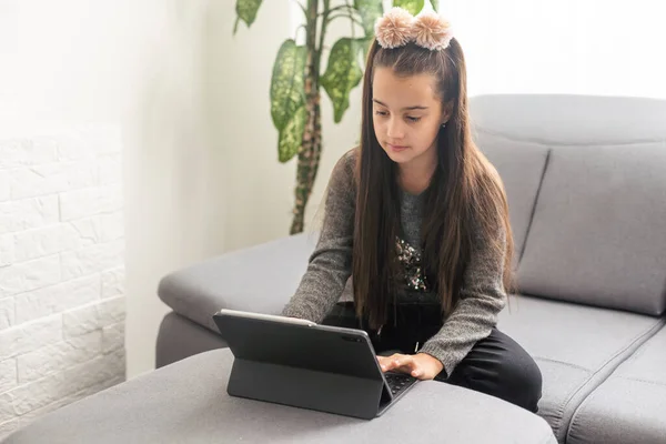 Boldog Tinédzser Lány Neten Egy Laptoppal Nappaliban Otthon — Stock Fotó