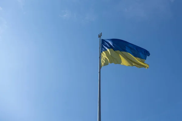 Flaga Narodowa Ukrainy Przeciwko Błękitnemu Niebu — Zdjęcie stockowe