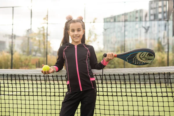 打网球的小女孩 — 图库照片