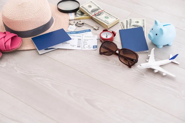 储蓄罐在旅行环境中持有美元钞票的储蓄罐在图像的构图中 太阳帽 度假旅行省钱的概念 — 图库照片