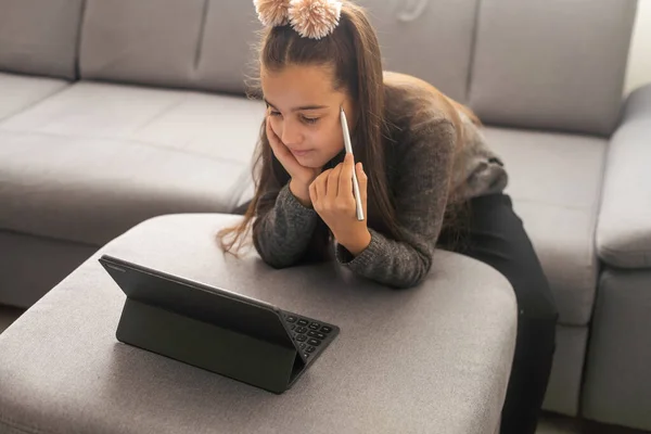 Home Technologie Internetový Koncept Usměvavá Dospívající Dívka Gauči Počítačem Tabletu — Stock fotografie