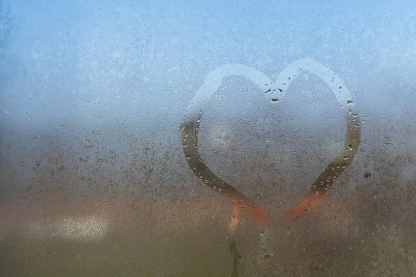 秋の雨 汗まみれのガラス 愛と心に刻まれた文字 — ストック写真