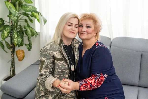 Soldado Mulher Reunida Com Sua Mãe — Fotografia de Stock