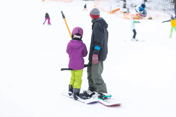 Mała Słodka Dziewczyna Uczy Się Jeździć Snowboardzie Dla Dzieci Sporty — Zdjęcie stockowe