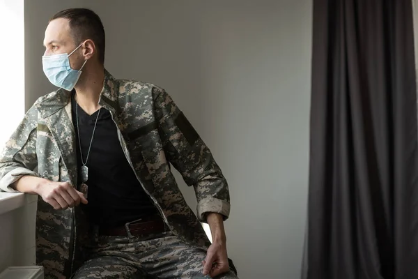 Soldat Dans Masque Médical Concept Montrer Une Forte Protection Fierté — Photo