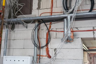 İnşaat alanında elektrik tesisatı işi. Kablo uzantısı