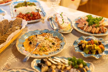 Ziyafet masasına servis edilmiş. Ziyafet masası görüntüleri. Beyaz bezle kaplı uzun yemek masaları..