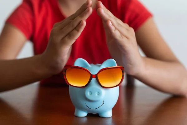 Piggy Bank Sunglasses Money Vacation —  Fotos de Stock