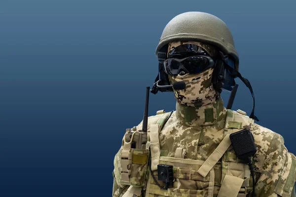 Elite Membro Exército Rangers Capacete Óculos Escuros Estúdio Tiro Fundo — Fotografia de Stock