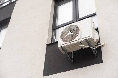 Klimalı bir konut binasının ön cephesi.