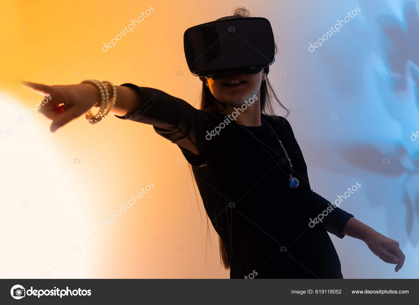Tonårstjejer Har Kul Med Glasögon Virtual Reality Metaverse Spelar Spel —  Stockfotografi © sinenkiy #619118052