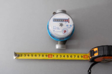 su sayacı ve mezura.