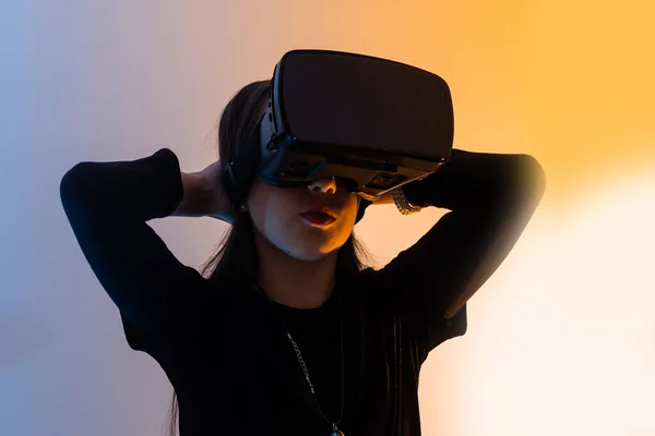 Egy Hajas Virtuális Valóság Szemüveget Viselő Tinédzser Lány Filmeket Néz — Stock Fotó