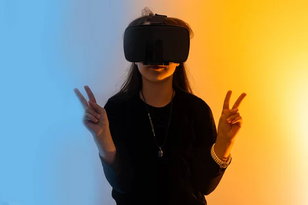 Niesamowite Nastolatka Dziewczyna Nosić Okulary Przy Użyciu Technologii Edukacji Wirtualnej — Zdjęcie stockowe