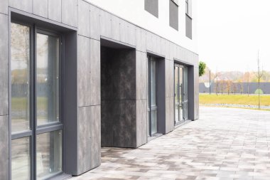 Büyük girişi olan ön kapı.