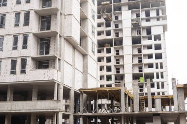 Vinçli ve binalı inşaat alanı