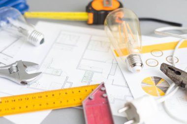 Bilgisayar Tableti Mutfak Resimlerini Gösteriyor Ev Planlarında Kalemle Oturuyor