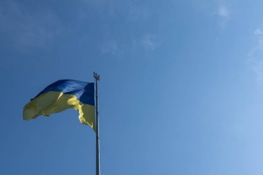 Ukrayna 'nın ulusal bayrağı mavi gökyüzüne karşı.