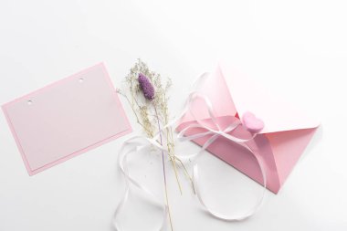 Kutlamaya para koymak için üzerinde uzun yaşam ve kutlama gibi mektuplar yazan bir kağıt torba..