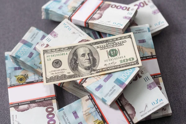 Kontekst Banknotów Dolarowych Hrywien — Zdjęcie stockowe