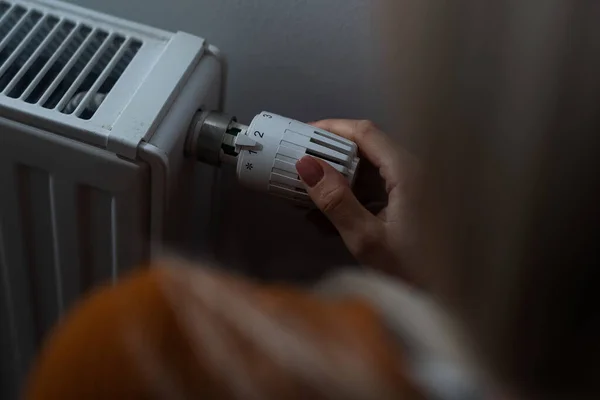 Vrouw Warmt Haar Handen Verwarming Close Handen Verwarming Radiator Als — Stockfoto