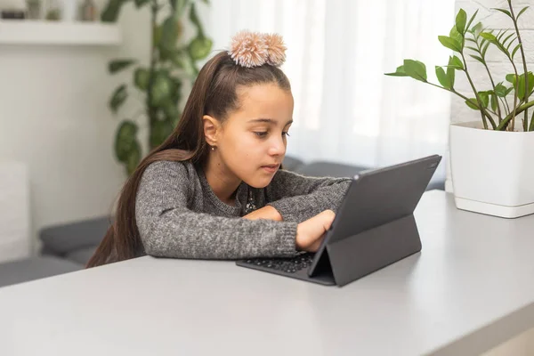 Tablet Bilgisayarda Film Izlerken Mutlu Genç Kız — Stok fotoğraf